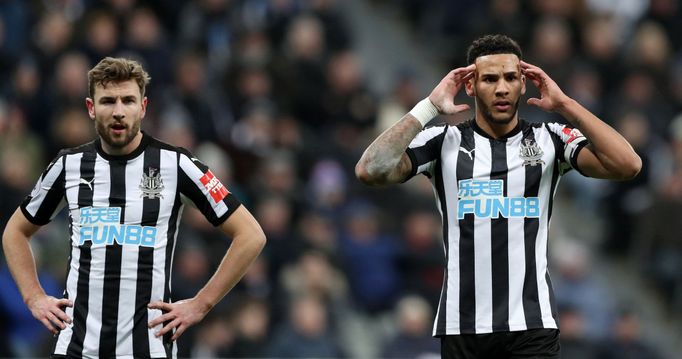 Jamaal Lascelles a Paul Dummett (Newcastle)