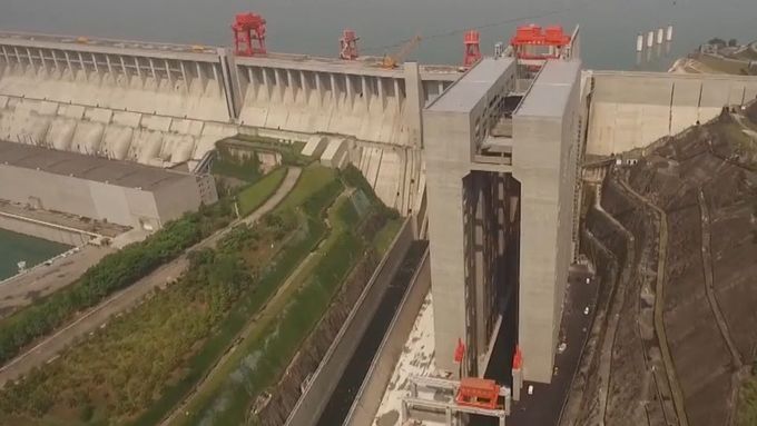 Číňané otevřeli největší lodní výtah na světě u přehrady Tři soutěsky na řece Jang-c’. Je schopen vytáhnout plavidla až do výše 113 metrů.