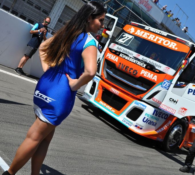 Grid girls na závodě ME tahačů na Nürburgringu