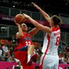 Česká basketbalistka Ilona Burgrová brání ve střelbě Američance Dianě Taurasiové v utkání skupiny A na OH 2012 v Londýně.