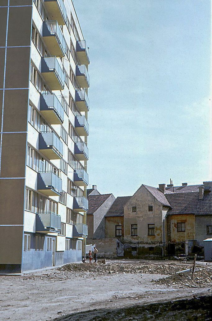 Z původní zástavy Lineckého předměstí toho zanedlouho moc nezbyde. Staré musí ustoupit novému. Sídliště Lidická, duben 1964.