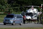 Sanitka a vrtulník převážejí zachráněné thajské chlapce.