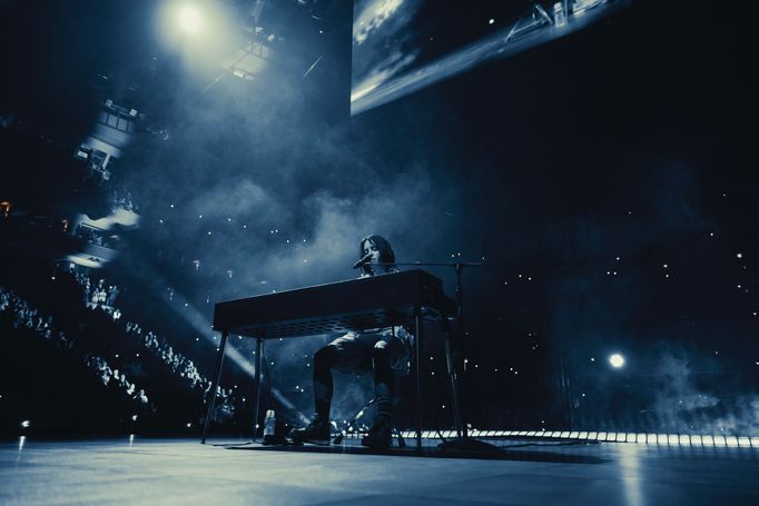 Americká zpěvačka Billie Eilish na nedělním koncertě v pražské O2 areně pokořila rekord v návštěvnosti haly.