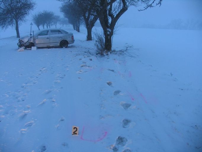 Zasněžená vozovka, smyk, náraz do stromu a zpět na silnici, tak takto skončila včerejší havárie osobního motorového vozidla na silnici II. třídy 358 u obce Nová Sídla na Svitavsku.