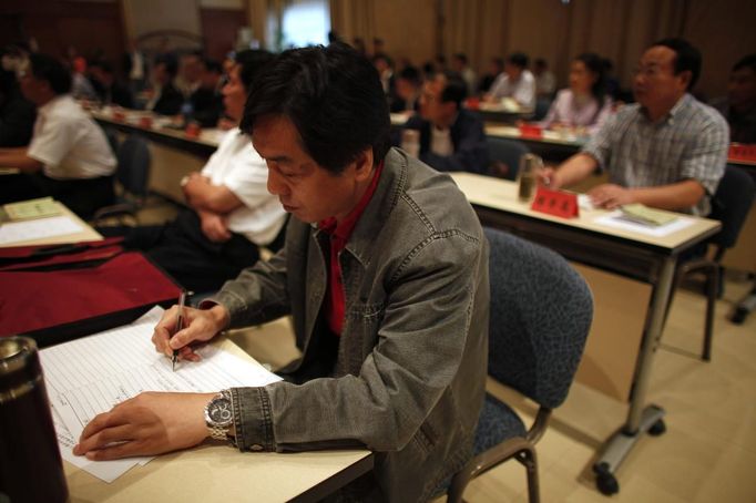 Chinese communist leaders attend a class at a communist party school called China's Executive Leadership Academy of Jinggangshan, in Jiangxi province, September 20, 2012. China has yet to announce the start date for the 18th Communist Party Congress, China's biggest political meeting in 10 years, which will see the transfer of power from President Hu Jintao and Premier Wen Jiabao to a new generation. REUTERS/Carlos Barria (CHINA - Tags: POLITICS) Published: Zář. 20, 2012, 4:31 odp.