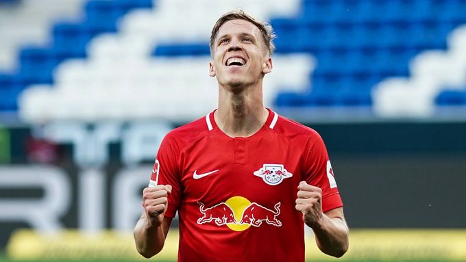 Dani Olmo slaví svůj druhý gól v zápase Lipska na hřišti Hoffenheimu.
