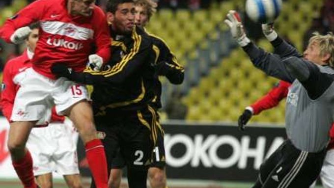 Gólman Bayeru Leverkusen Rene Adler (vpravo) chytá hlavičku Radoslava Kováče ze Spartaku Moskva (vlevo) v utkání Poháru UEFA v Lužnikách.