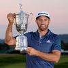 Dustin Johnson slaví vítězství v golfovém US Open.