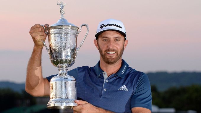 Dustin Johnson slaví vítězství v golfovém US Open.
