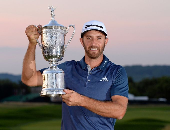 Dustin Johnson slaví vítězství v golfovém US Open.