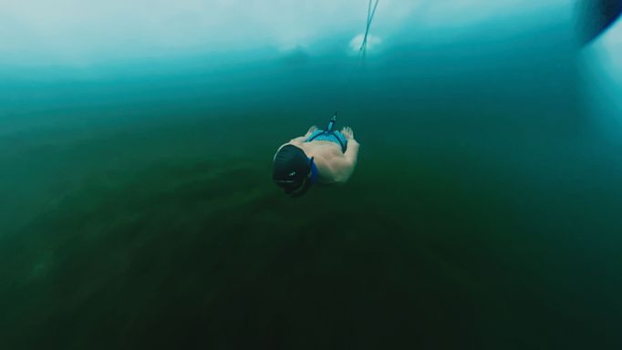 Jiří Procházka uplaval 30 metrů pod ledem