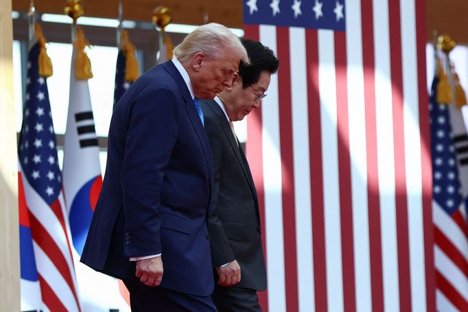 Americký prezident Donald Trump přiletěl do Jižní Koreje, zúčastní se asijského summitu APEC 2025. Od korejského prezidenta obdržel cenné dary.
