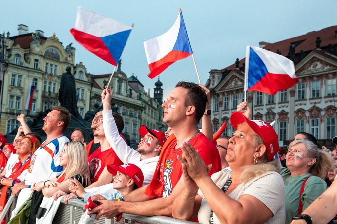 Fanoušci na Staroměstském náměstí v Praze sledují finále mezi Českem a Švýcarskem na MS v hokeji 2024.