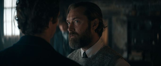 Callum Turner coby Theseus Scamander a Jude Law jako Albus Brumbál.