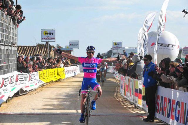 Italský cyklista Michele Scarponi ze stáje Lampre-IMP se raduje z vítězství v páté etapě Gira de Sardegna.