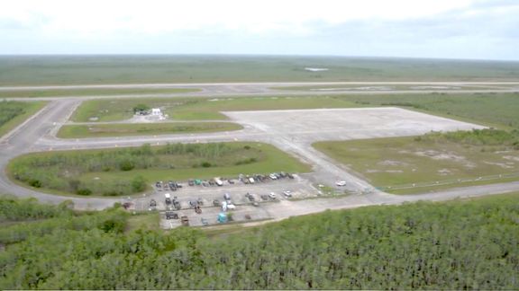 Odlehlé detenční zařízení se připravuje na málo využívané přistávací dráze v Everglades a pojme na 1000 migrantů.