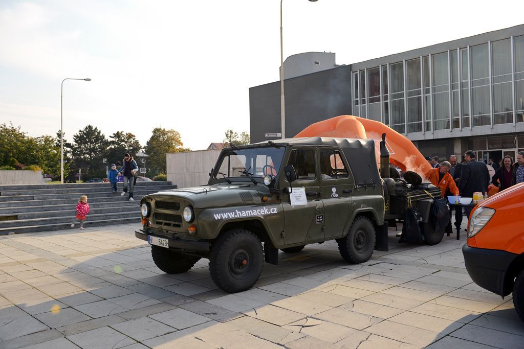 Oranžová záře nad kladnem. ČSSD mluvila s dělníky, rozdávala růže