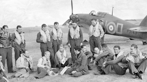 "Tito hrdinové bojovali za SVOBODNOU Británii. Použijte svůj hlas! Hlasujte pro odchod z EU!" stojí u fotografie československých pilotů.