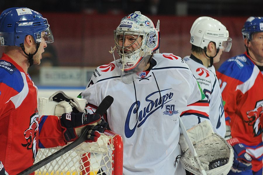 Hokejista Lva Praha Tomáš Surový debatuje s brankářem Jeffem Glassem v utkání KHL 2012/13 proti Novosibirsku.