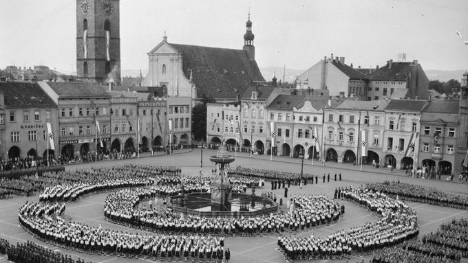 Na snímku z července 1944 je Den Hitlerjugend v Českých Budějovicích.
