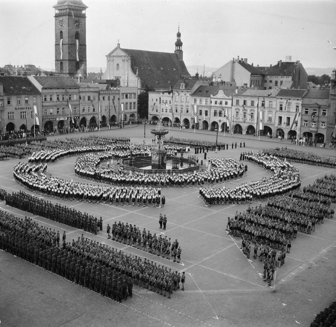 Na snímku z července 1944 je Den Hitlerjugend v Českých Budějovicích.