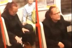 Drsné video z pražského metra. Amok ženy vyvolal kufr