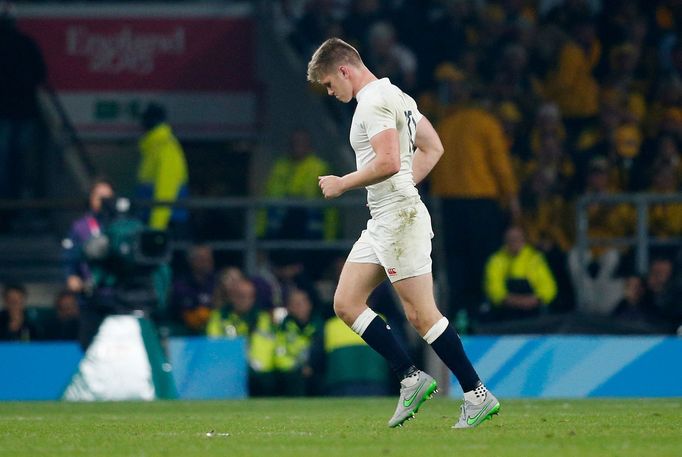 Owen Farrell opouští hřiště po žluté kartě v zápase s Austrálií