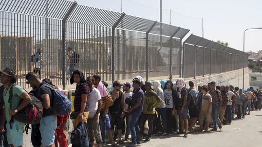 Běženci, převážně ze Sýrie, čekají na registraci u stadionu na řeckém ostrově Lesbos.