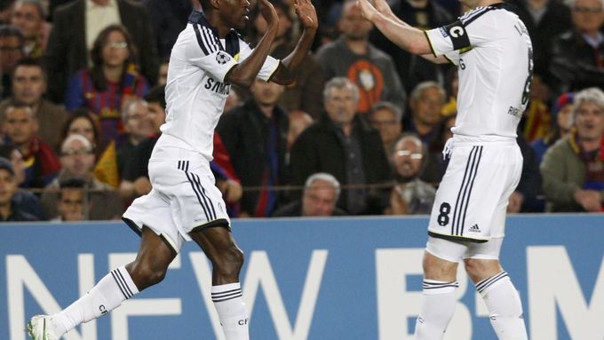 Ramires s Lampardem se radují z postupového gólu Chelsea
