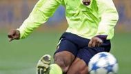 Ronaldinho z Barcelony střílí v semifinále Ligy mistrů na půdě AC Milán.