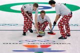 Kalhoty jako ústřední téma olympijské módní policie vedou. Ty, které zvolili norští curlingáři, nešly na ledě přehlédnout. Veselá kostka je odlišila od jinak nudně černých "tesilek" konkurentů.