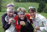 Tři nejlepší ženy na klasické trati ukazují fotografům medaile