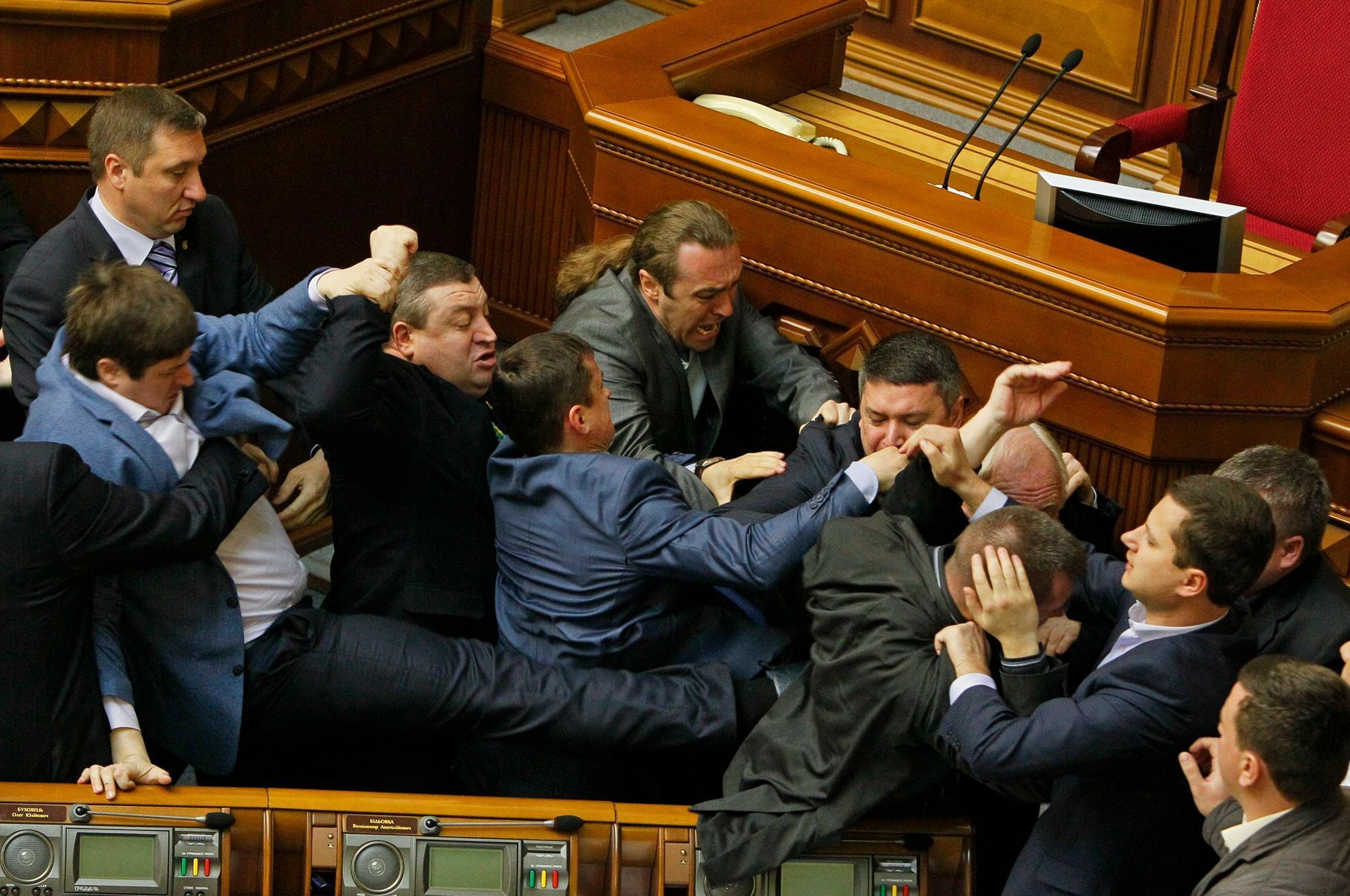Ukrajina - parlament - bitka - potyčka - rozepře