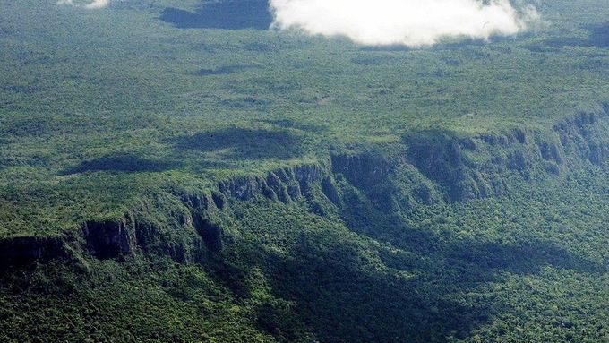 Dálnice přes Amazonii by podle jejích odpůrců nenávratně poškodila indiánskou rezervaci.