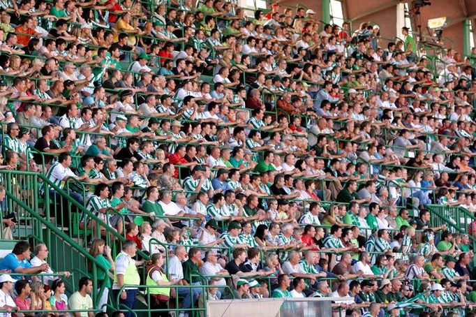 Na stadionu v Ďolíčku bylo při zápase přes devět tisíc diváků. Hlavní tribuna byla zaplněna do posledního místa.