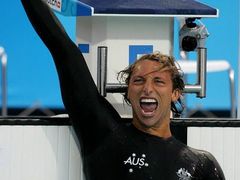 Australský plavec Ian Thorpe slaví zlato na 200 volným způsobem na olympiádě v Aténách.