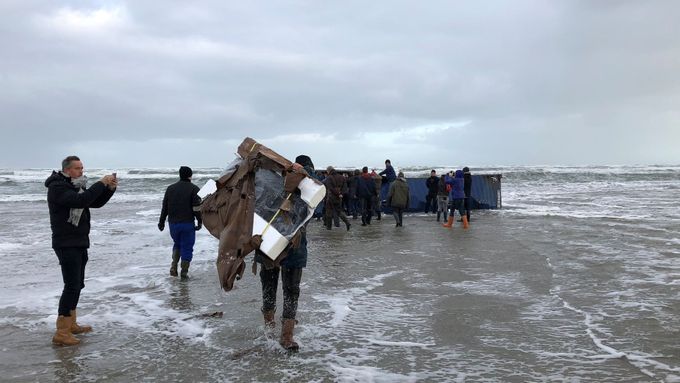 Pláž v Nizozemí zaplavily odpadky z obří nákladní lodě, uklízí ji dobrovolníci