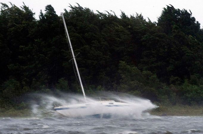 Vlny se tříští o boky plachetnice zakotvené u Morehead City, Severní Karolína.