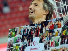 Martin Vaniak dostal od klubu plaketu se svými fotografiemi v dresu Slavie