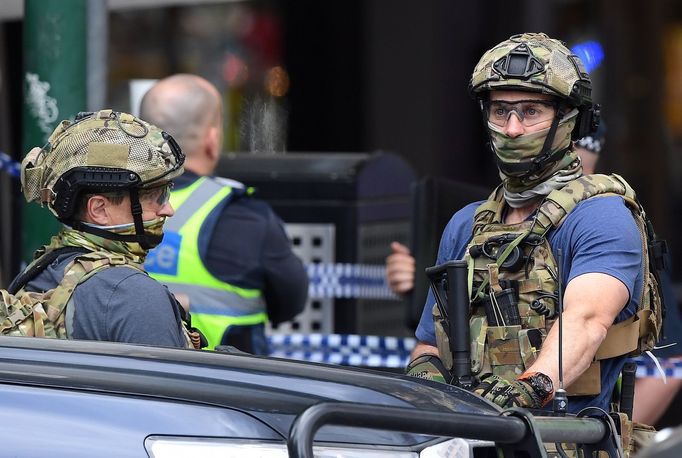 Ozbrojené bezpečnostní síly stojí v blízkosti obchodního centra Bourke Street v centru Melbourne.