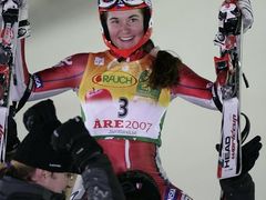 Šárka Záhrobská slaví na ramenou otce a trenéra Petra titul světové šampionky ve slalomu.