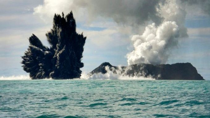 Výbuch podmořské sopky na souostroví Tonga