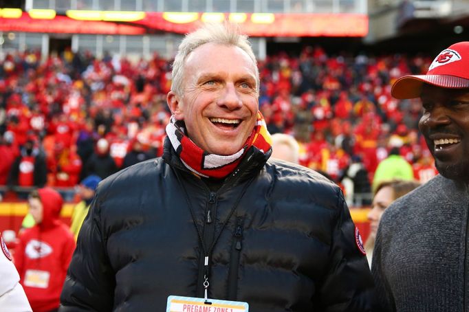 Jan 20, 2019; Kansas City, MO, USA; Kansas City Chiefs former player Joe Montana stands on the sidelines before the AFC Championship game between the Kansas City Chiefs a