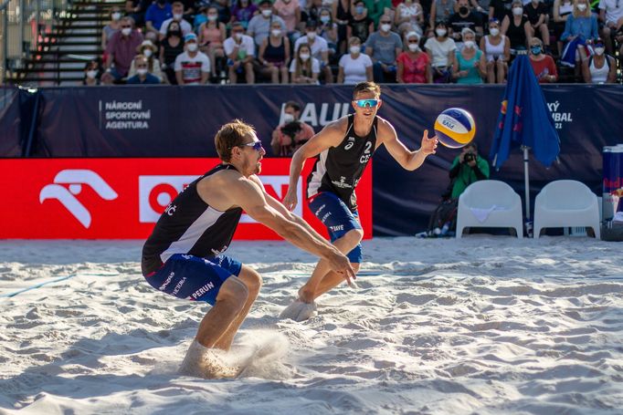 Ondřej Perušič a David Schweiner ve finále turnaje v plážovém volejbale v Ostravě 2021