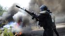 Spanish Civil Guard officers in full riot gear shoot rubber bullets during clashes with coal miners protesting against government spending cuts in the mining sector in the northern Spanish village of Campomanes May 30, 2012. REUTERS/Eloy Alonso (SPAIN - Tags: CIVIL UNREST BUSINESS EMPLOYMENT) Published: Kvě. 30, 2012, 1:33 odp.