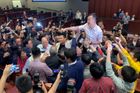 V hongkongském parlamentu se strhla bitka kvůli spornému zákonu o vydávání lidí