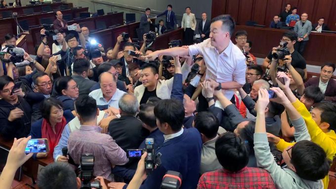 Poslanci loajální Pekingu a prodemokratičtí zákonodárci se střetli kvůli spornému extradičnímu zákonu.