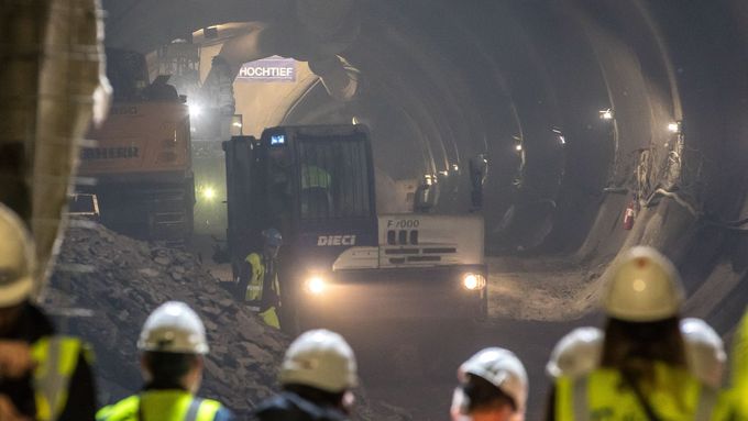 Archivní foto prohlídky ražeb a infocentra prvního úseku metra D.