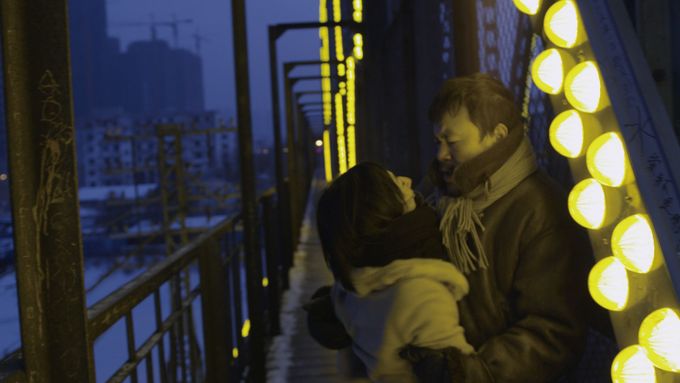 Podívejte se na ukázku z vítězného snímku Berlinale Bai Ri Yan Huo (Black Coal, Thin Ice) čínského režiséra Tiao I-nana.