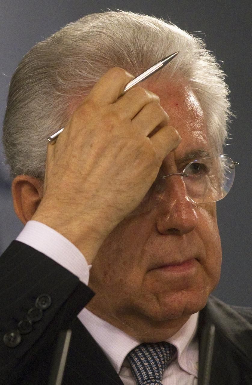 Italský premiér Mario Monti má starosti.